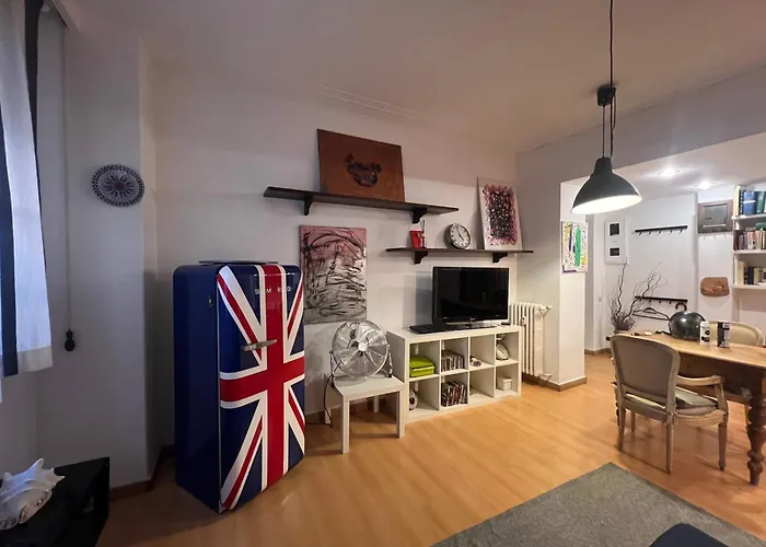 2 Bedroom Flat At Just 4 Tube Stops From Coliseum Daire