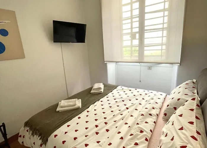 2 Bedroom Flat At Just 4 Tube Stops From Coliseum * Rom
