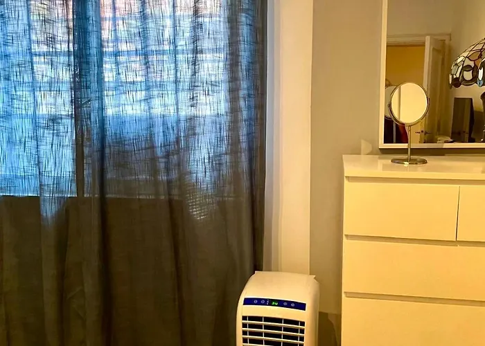 2 Bedroom Flat At Just 4 Tube Stops From Coliseum *