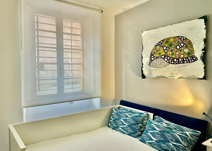 2 Bedroom Flat At Just 4 Tube Stops From Coliseum Apartment